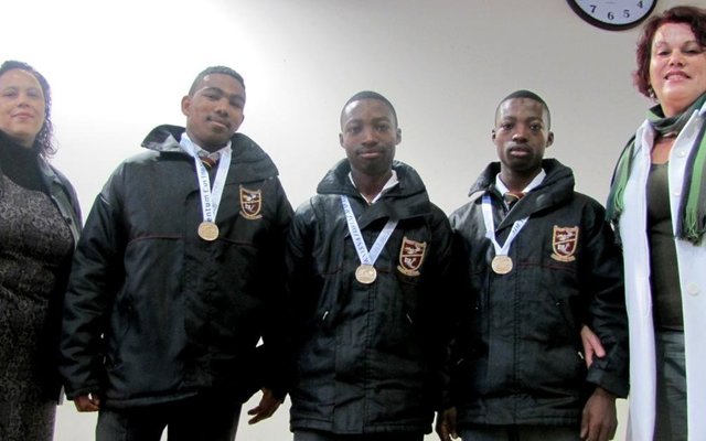 Gansbaai Academia, vlnr me Carien Fortuin (Adjunkhoof), Marco Maarman, Themba Mangali, Thembasile Mangali  en me Helena Segal